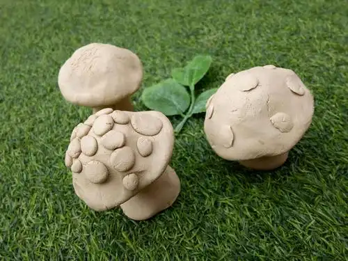 启源尤东幼儿园中班:陶泥制作美丽的 小蘑菇