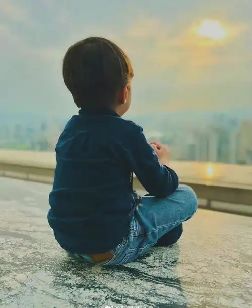 周杰伦在社交平台晒出儿子的背影照