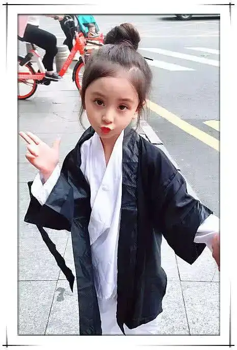 小学生穿道姑装走红对着镜头甜笑网友大赞最美小道姑