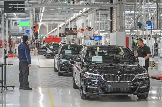 工人在沈阳华晨宝马大东工厂生产线上工作(2018年5月23日摄).