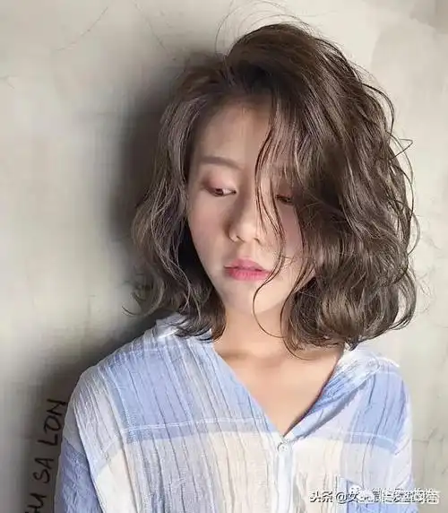 脸大而且前面头发少的人适合留什么样的发型呢