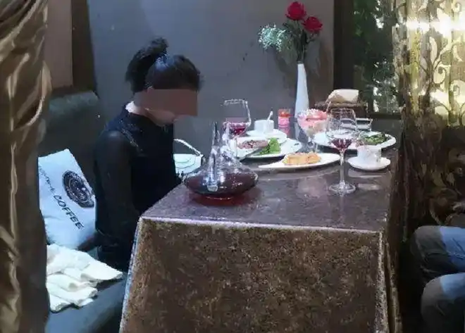 四川警方抓获3名美女酒托称受害者是猪约吃饭是杀猪