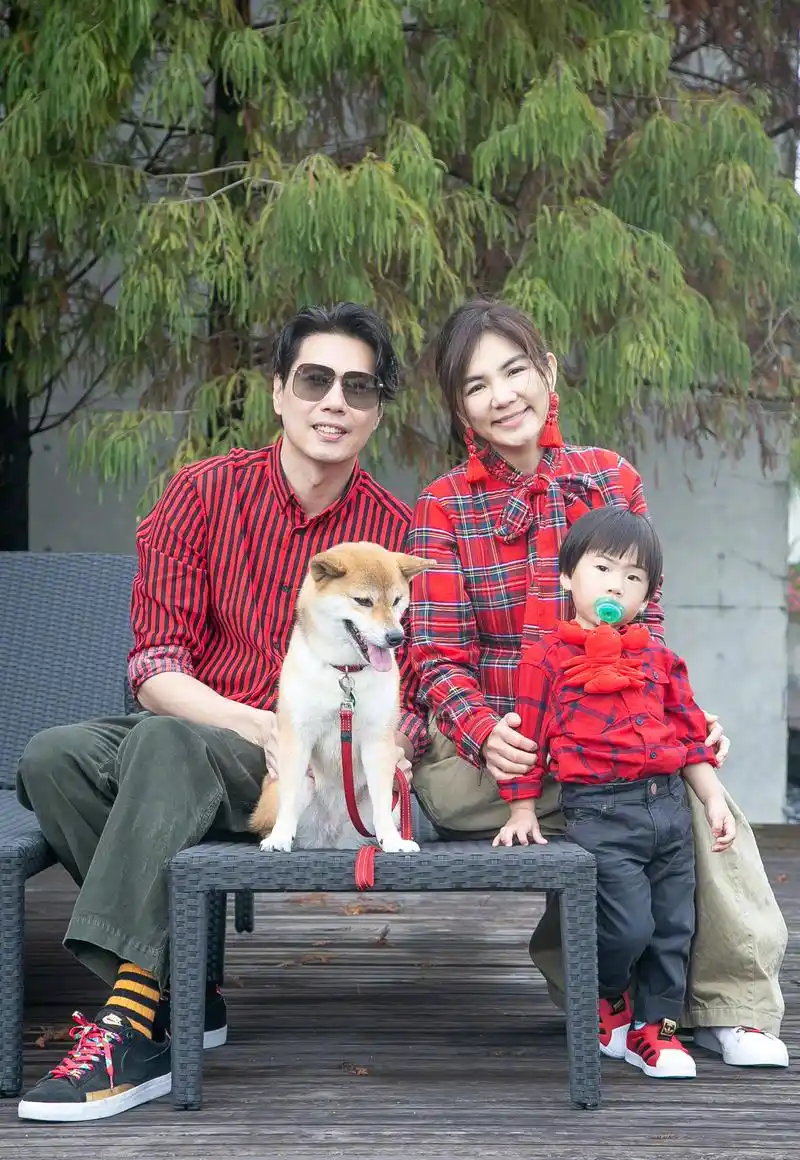 与帅气老公走机场,穿同款纸袋裤甜蜜秀恩爱,28cm身高差瞩目_陈嘉桦