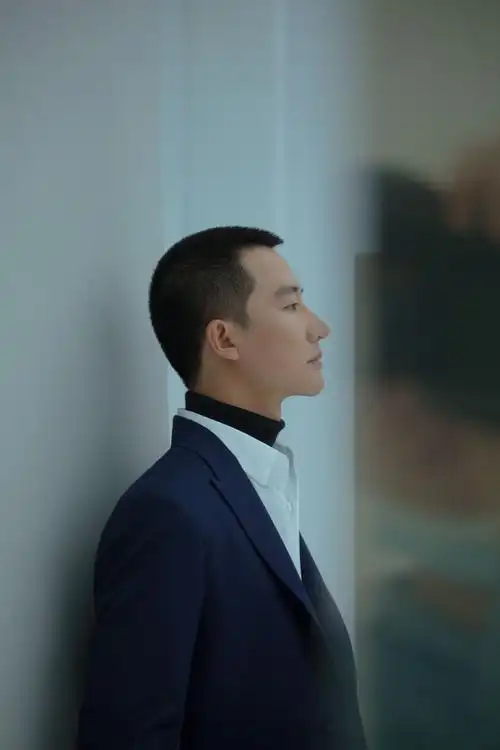 黄轩蓝色西装成熟魅力写真图片