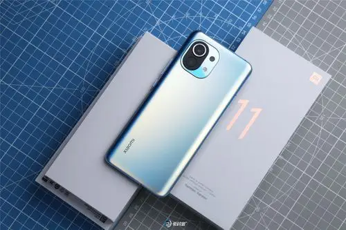 小米11图赏四向曲面2k屏硕大相机模组