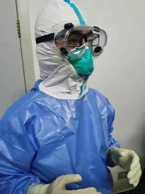 他便用胶带粘牢固定,穿戴好防护服便进入病区有序展开各项工作