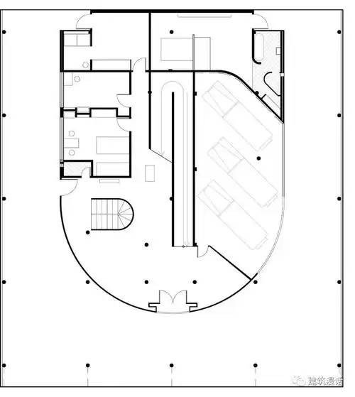 萨伏伊夫妇就是从巴黎的公寓中开车到该别墅的建筑中心下车,其平面的