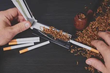 男人抽根烟,手向上靠近照片