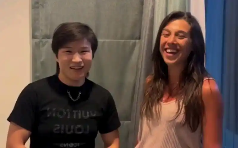 张伟丽与乔安娜在泰国相聚拉!