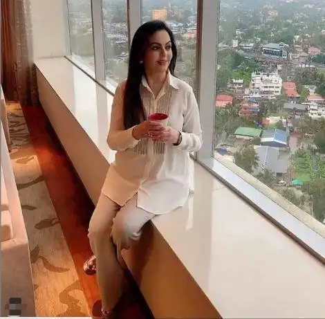 3亿的手机70亿的豪宅,大钻石挂在鼻子上|穆克什·安巴尼|妮塔_网易