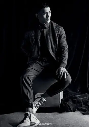 组图:顾又铭登新加坡时尚杂志封面 黑白大片尽显男人魅力