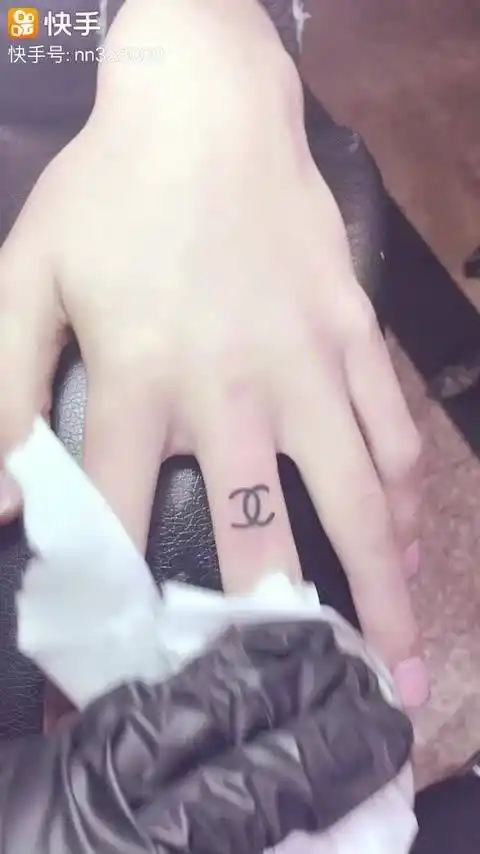 宿州三木纹身      #宿州·宿州站[地点]##纹身# 小伙手指香奈儿