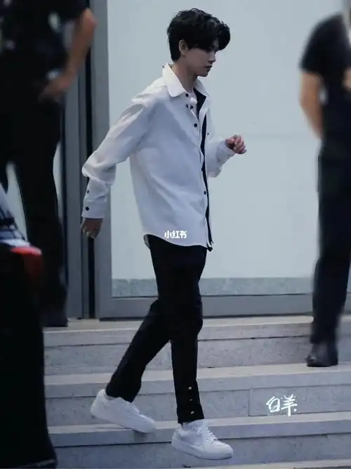 任嘉伦着用wildpitch火焰鞋