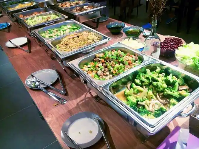 平日食饭跟餐蔬菜只得几条,今次呢个素食buffet每round都有14  15款