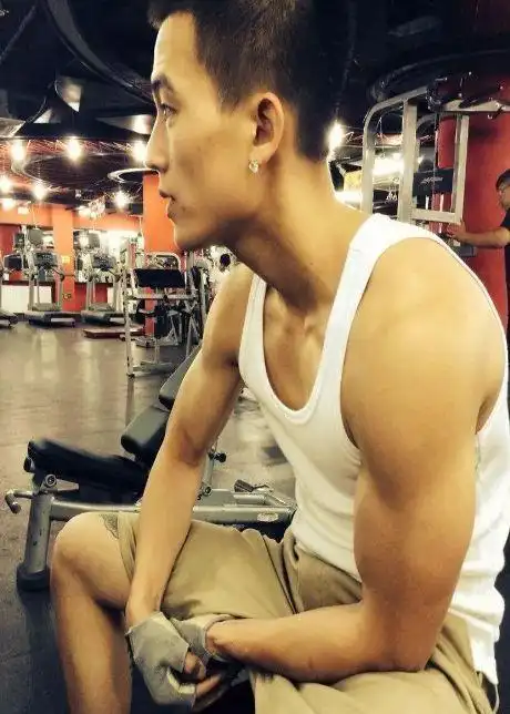 欧豪之后开始健身,一路坚持走过来,肌肉也慢慢的增长起来.