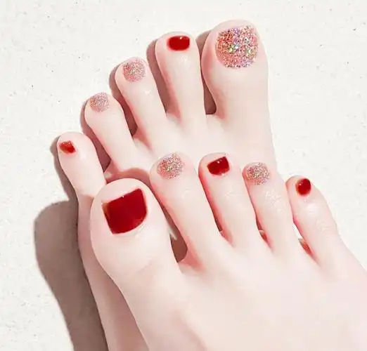 2021新款夏日元气酒红七彩爆闪显白脚部美甲图