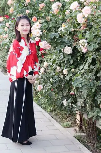 兰若生春夏,芊蔚何青青.