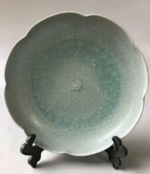 一阅千年:两件北宋汝窑天青色细小冰裂片葵口洗,与2.