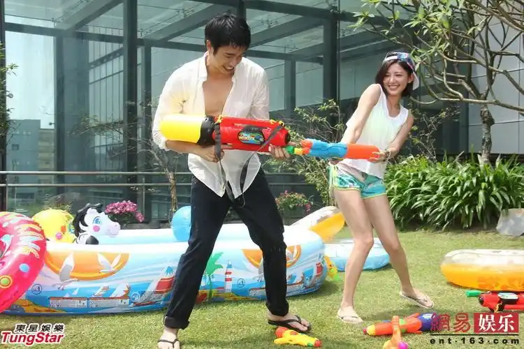 郭雪芙与男星用水枪互射