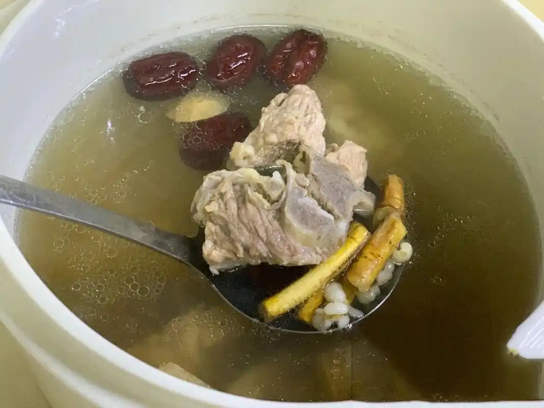 靓汤推荐之:五指毛桃薏仁龙骨汤(附做法) 五指毛桃薏仁猪骨汤是一道