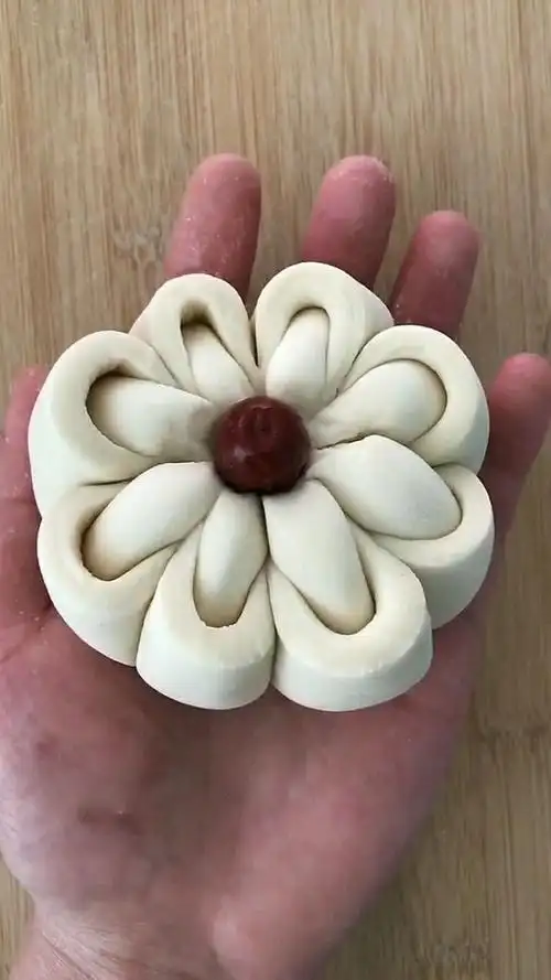 简单的几个步骤就做出来一个花型的馒头,非常好学