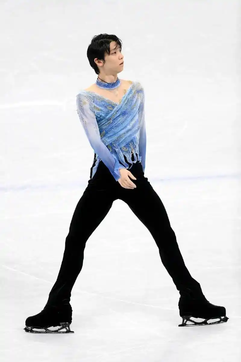 羽生结弦 漂亮帅气的大一字.他的花滑经典动作之一…#花样滑 - 抖音