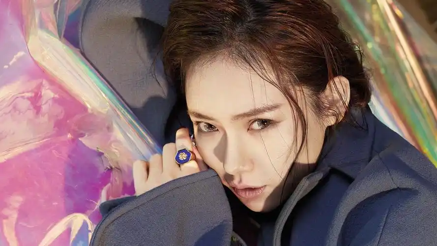 戚薇 明星风尚壁纸