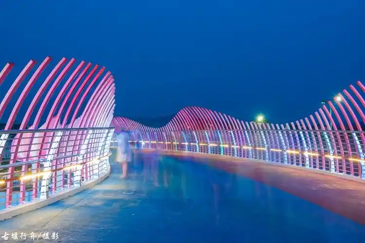 夜幕下伴随月光的伏龙桥已上麻辣首页