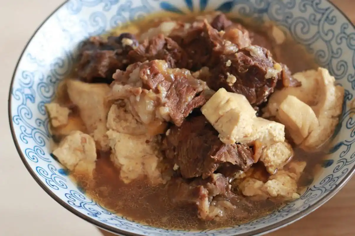 牛肉炖豆腐 这道菜是某次外食的时候和店里借鉴的创意,觉得很家常