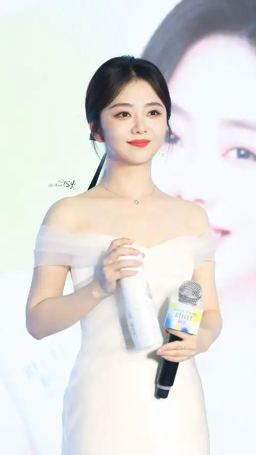 谭松韵白色缎面礼裙