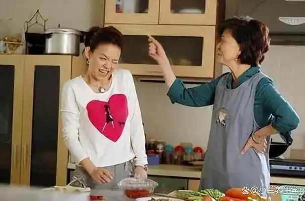 李华帮助奶奶刘云准备早餐,而李明的妻子则在旁边忙碌着,一家人其乐融