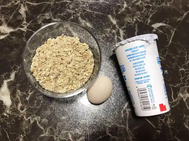 【食材】:燕麦片50克,牛奶200毫升,鸡蛋1个,清水少许.
