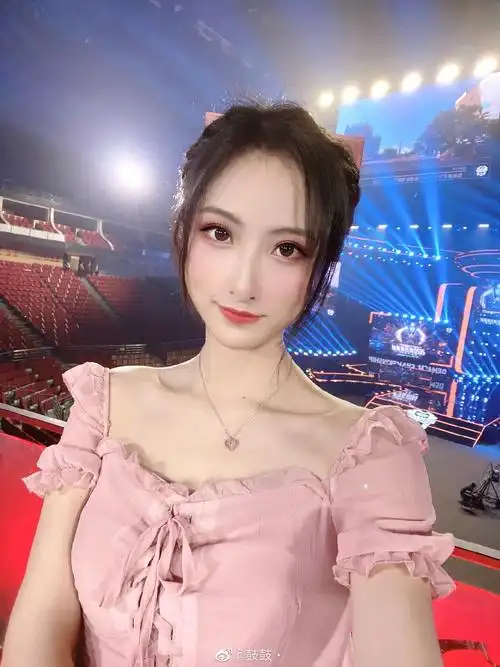 英雄联盟美女主持人鼓鼓迷人美照好漂亮_高清图集_新浪网