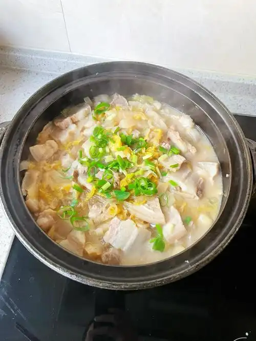 第一次做酸菜炖白肉,简单的做法,味道却是这么好吃,儿子说我好厉害