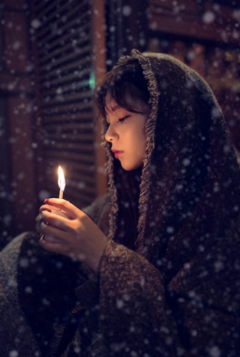 红尘再美,终不抵一盏青灯为伴,燃尽相思,断却苦恼,守一世孤寂,心清净