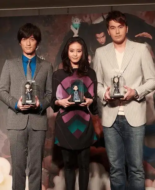 络腮胡子很适合他的脸型,高以翔和黄志玮一样,在身高上,从来没有遇到