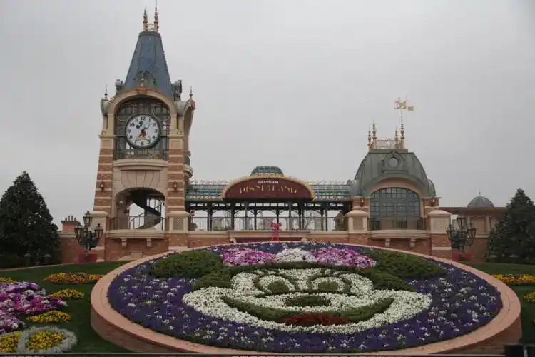 上海迪士尼限时改名迪士妮米奇花坛变米妮