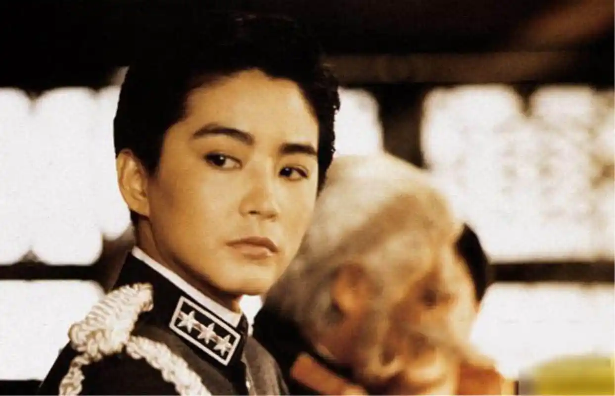 林青霞年轻的时候除了一直是经典的东方不败,还有其它的男装造型,也是