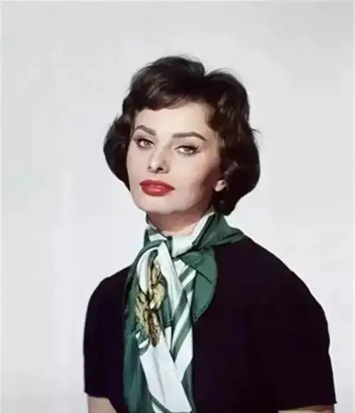 "当我戴上丝巾的时候,奥黛丽·赫本曾说在我眼里,丝巾就