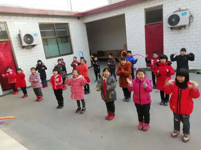 《拍拍操》开启了元旦的序曲,全体老师和学生舞起来:头头拍拍,肩肩拍