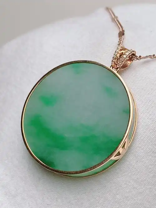 18k金镶嵌 清新飘绿无事牌翡翠吊坠