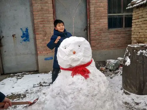 和孩子一起堆雪人