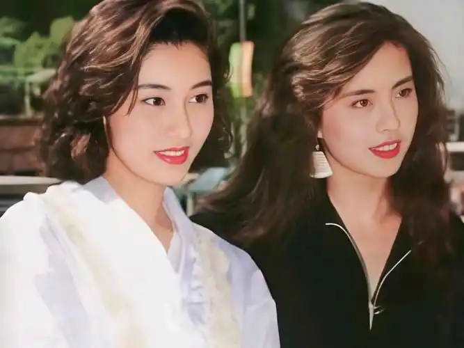 90年代,两位港星女神的合影,左边是港姐冠军出道的李嘉欣,当年她又在"