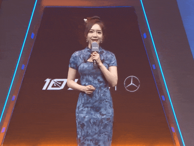 余霜,本名段余霜,1993年出生,毕业于中国传媒大学英语节目主持专业,现