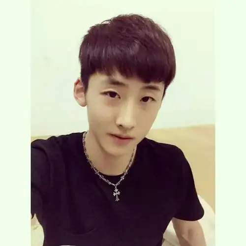 我是男生,瓜子脸长什么发型好看?