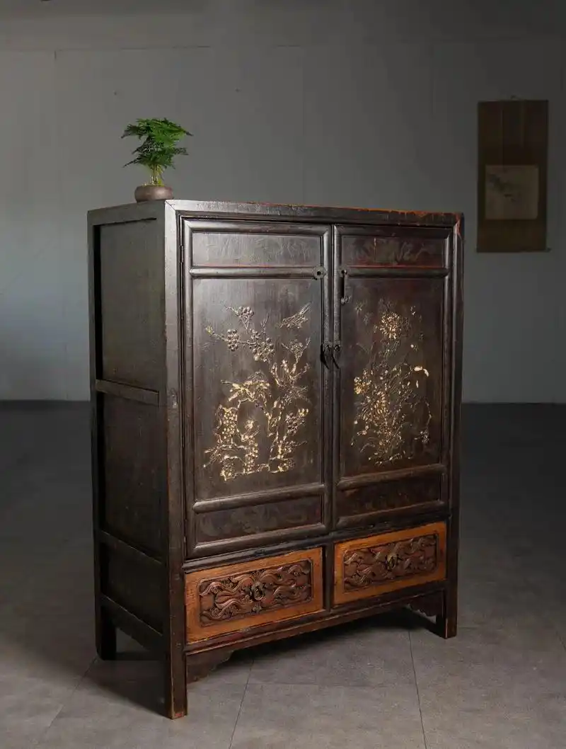 清代 老榆木漆雕花鸟纹二门二屉方角柜.