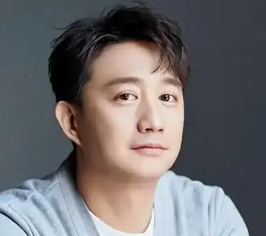 主持人问黄磊:"你的老婆第三胎终于生了个儿子,这回儿女双全,你应该