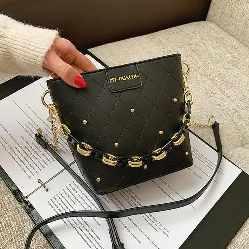 复古高级小众包包女2020秋冬新款潮时尚质感斜挎包百搭水桶单肩包