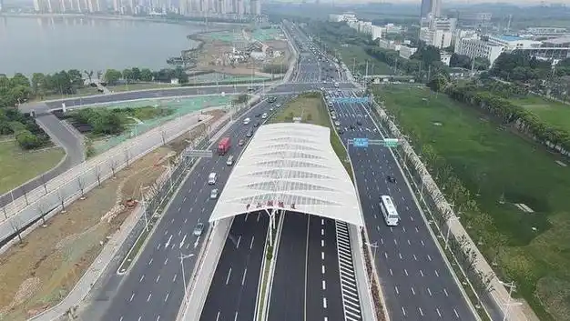 尹山湖隧道是国内最深的湖底隧道.