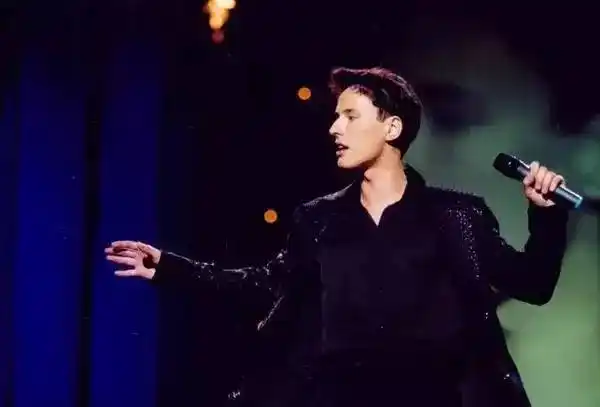 聆听vitas 现场演唱《奉献》,就像聆听来自天堂的天使在吟唱,有一种